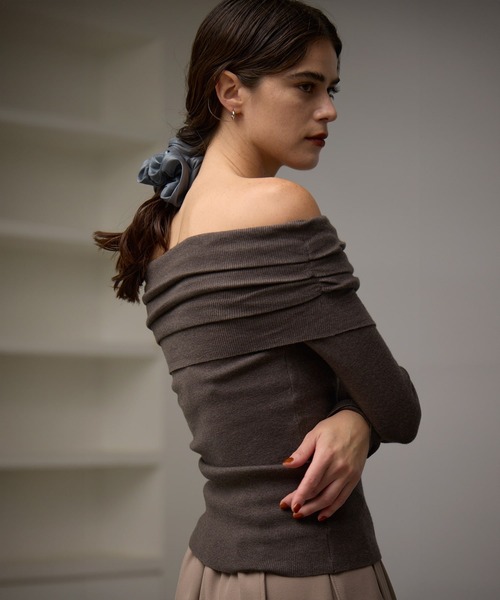 MIELI INVARIANT(ミエリインヴァリアント)の「Smooth Soft Off Shoulder Tops(ニット/セーター・レディース・ブラック/グレー/グレー系その他/ブラウン・FREE)」の6枚目の写真