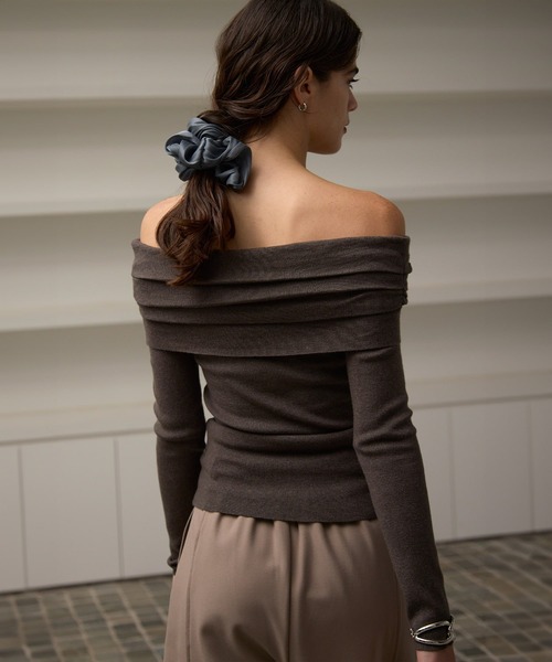MIELI INVARIANT(ミエリインヴァリアント)の「Smooth Soft Off Shoulder Tops(ニット/セーター・レディース・ブラック/グレー/グレー系その他/ブラウン・FREE)」の7枚目の写真