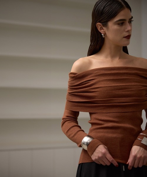 MIELI INVARIANT(ミエリインヴァリアント)の「Smooth Soft Off Shoulder Tops(ニット/セーター・レディース・ブラック/グレー/グレー系その他/ブラウン・FREE)」の11枚目の写真