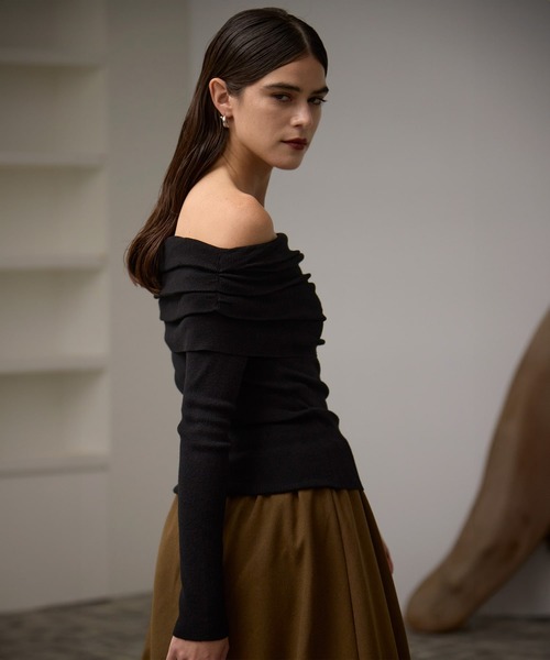 MIELI INVARIANT(ミエリインヴァリアント)の「Smooth Soft Off Shoulder Tops(ニット/セーター・レディース・ブラック/グレー/グレー系その他/ブラウン・FREE)」の19枚目の写真