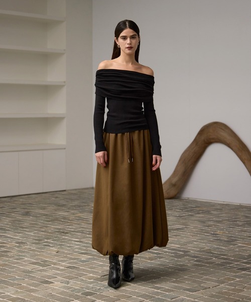 MIELI INVARIANT(ミエリインヴァリアント)の「Smooth Soft Off Shoulder Tops(ニット/セーター・レディース・ブラック/グレー/グレー系その他/ブラウン・FREE)」の21枚目の写真