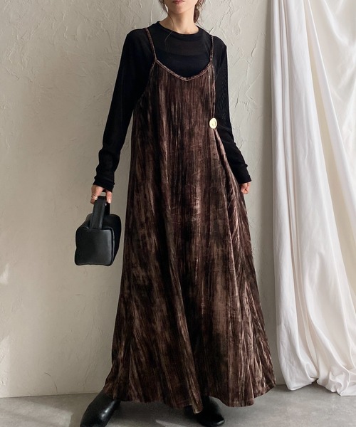 She's Closet(シーズクローゼット)の「金ボタンブローチ付き総柄ロング丈ワッシャープリーツベロアキャミワンピース(ワンピース・レディース・カーキ/ブラック/ブラウン・FREE)」の3枚目の写真