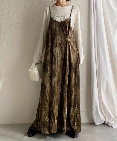 She's Closet(シーズクローゼット)の「金ボタンブローチ付き総柄ロング丈ワッシャープリーツベロアキャミワンピース(ワンピース・レディース・カーキ/ブラック/ブラウン・FREE)」の1枚目の写真
