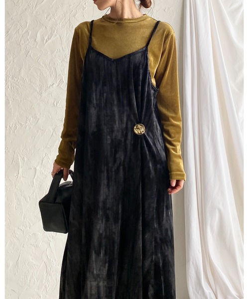 She's Closet(シーズクローゼット)の「金ボタンブローチ付き総柄ロング丈ワッシャープリーツベロアキャミワンピース(ワンピース・レディース・カーキ/ブラック/ブラウン・FREE)」の12枚目の写真