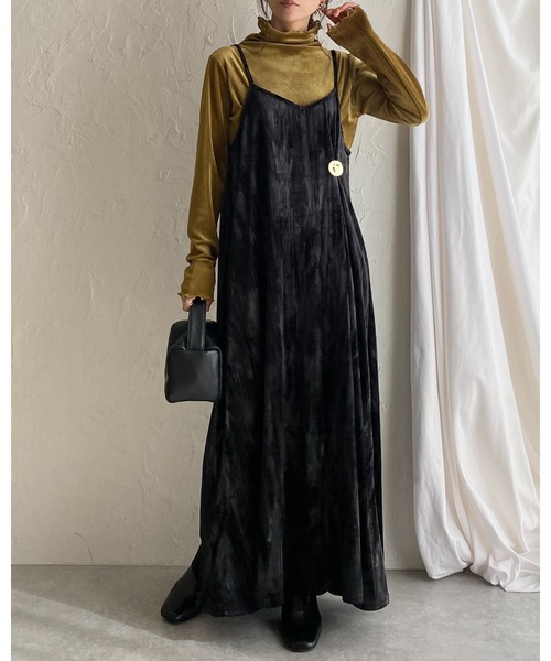 She's Closet(シーズクローゼット)の「金ボタンブローチ付き総柄ロング丈ワッシャープリーツベロアキャミワンピース(ワンピース・レディース・カーキ/ブラック/ブラウン・FREE)」の11枚目の写真