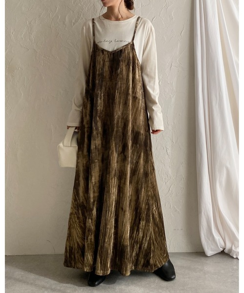 She's Closet(シーズクローゼット)の「金ボタンブローチ付き総柄ロング丈ワッシャープリーツベロアキャミワンピース(ワンピース・レディース・カーキ/ブラック/ブラウン・FREE)」の9枚目の写真
