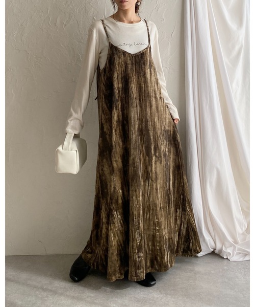 She's Closet(シーズクローゼット)の「金ボタンブローチ付き総柄ロング丈ワッシャープリーツベロアキャミワンピース(ワンピース・レディース・カーキ/ブラック/ブラウン・FREE)」の8枚目の写真