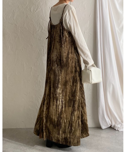 She's Closet(シーズクローゼット)の「金ボタンブローチ付き総柄ロング丈ワッシャープリーツベロアキャミワンピース(ワンピース・レディース・カーキ/ブラック/ブラウン・FREE)」の7枚目の写真