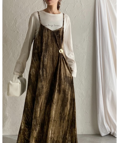She's Closet(シーズクローゼット)の「金ボタンブローチ付き総柄ロング丈ワッシャープリーツベロアキャミワンピース(ワンピース・レディース・カーキ/ブラック/ブラウン・FREE)」の6枚目の写真
