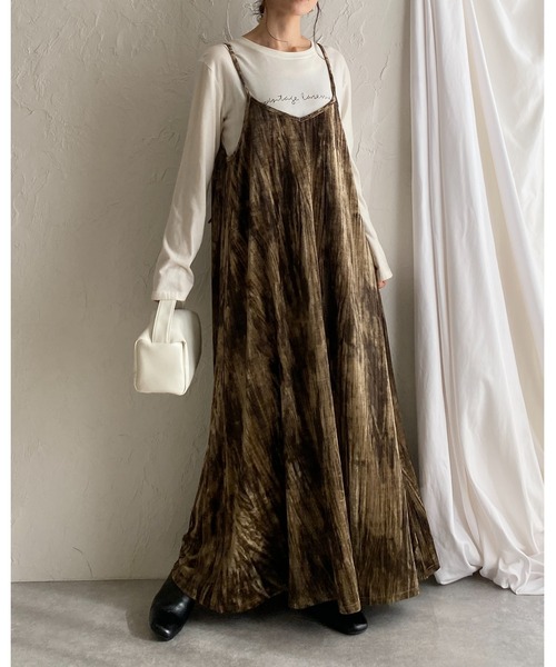 She's Closet(シーズクローゼット)の「金ボタンブローチ付き総柄ロング丈ワッシャープリーツベロアキャミワンピース(ワンピース・レディース・カーキ/ブラック/ブラウン・FREE)」の19枚目の写真