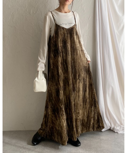 She's Closet(シーズクローゼット)の「金ボタンブローチ付き総柄ロング丈ワッシャープリーツベロアキャミワンピース(ワンピース・レディース・カーキ/ブラック/ブラウン・FREE)」の18枚目の写真