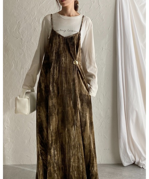 She's Closet(シーズクローゼット)の「金ボタンブローチ付き総柄ロング丈ワッシャープリーツベロアキャミワンピース(ワンピース・レディース・カーキ/ブラック/ブラウン・FREE)」の17枚目の写真