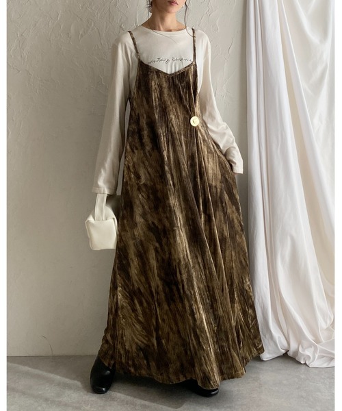 She's Closet(シーズクローゼット)の「金ボタンブローチ付き総柄ロング丈ワッシャープリーツベロアキャミワンピース(ワンピース・レディース・カーキ/ブラック/ブラウン・FREE)」の16枚目の写真