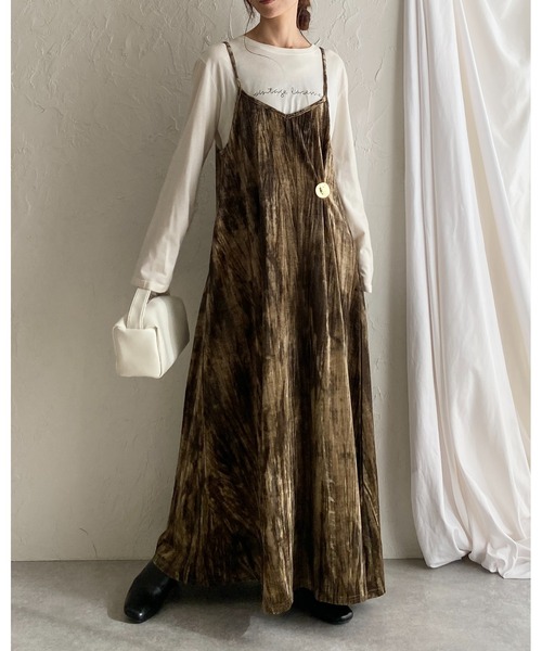 She's Closet(シーズクローゼット)の「金ボタンブローチ付き総柄ロング丈ワッシャープリーツベロアキャミワンピース(ワンピース・レディース・カーキ/ブラック/ブラウン・FREE)」の15枚目の写真