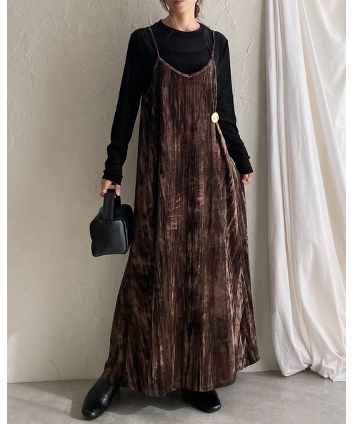 She's Closet(シーズクローゼット)の「金ボタンブローチ付き総柄ロング丈ワッシャープリーツベロアキャミワンピース(ワンピース・レディース・カーキ/ブラック/ブラウン・FREE)」の14枚目の写真