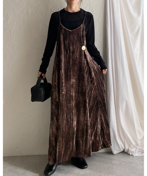 She's Closet(シーズクローゼット)の「金ボタンブローチ付き総柄ロング丈ワッシャープリーツベロアキャミワンピース(ワンピース・レディース・カーキ/ブラック/ブラウン・FREE)」の13枚目の写真