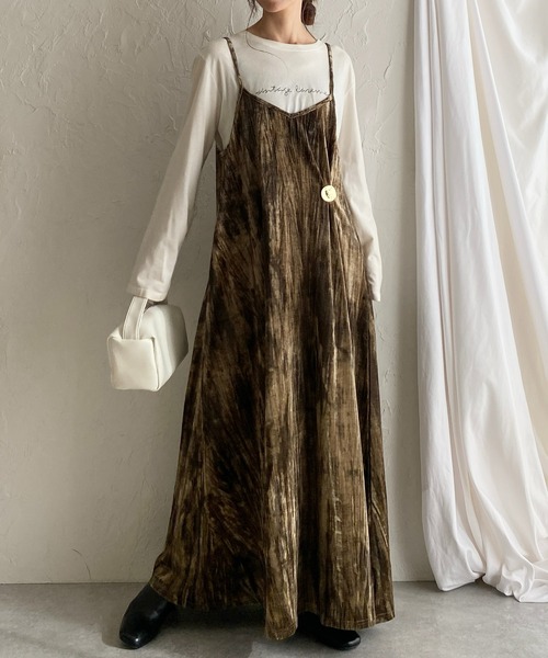 She's Closet(シーズクローゼット)の「金ボタンブローチ付き総柄ロング丈ワッシャープリーツベロアキャミワンピース(ワンピース・レディース・カーキ/ブラック/ブラウン・FREE)」の5枚目の写真