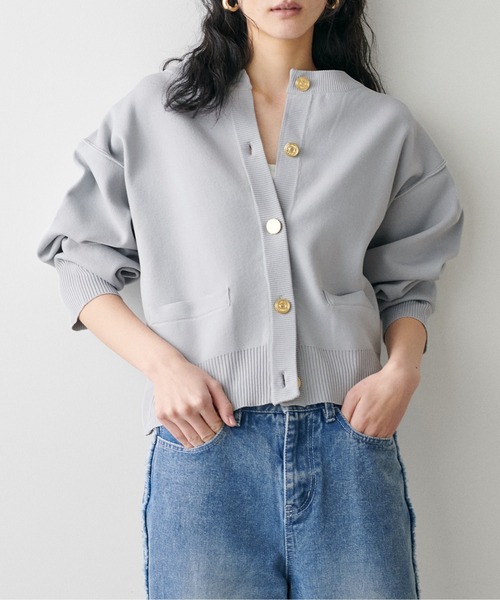 LARUTA(ラルータ)の「【LARUTA】ロゴ入り金釦ポリクルーカーディガン(カーディガン/ボレロ・レディース・ライトグレー/ブラック/サックスブルー/アイボリー/モカ・FREE)」の5枚目の写真