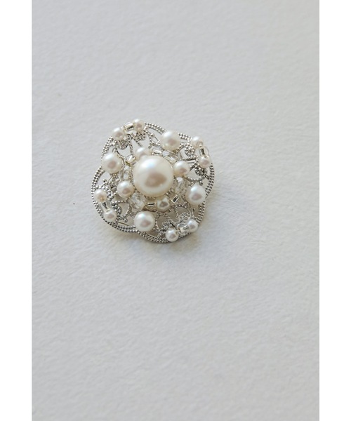 niana（ニアナ）の「メタルパールブローチ コサージュ フォーマル セレモニー 結婚式 二次会 謝恩会 入学式 卒業式 パーティー オケージョン（ブローチ/コサージュ・レディース・シルバー/ゴールド・FREE）」の5枚目の写真
