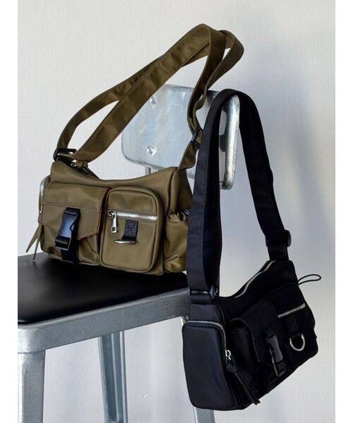 MURUA(ムルーア)の「【WEB限定】メニーポケットショルダーバッグ(ショルダーバッグ・レディース・カーキ/ブラック・FREE)」の3枚目の写真