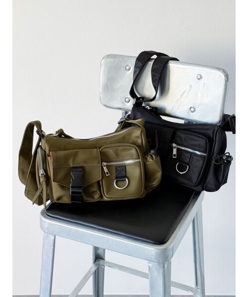 MURUA(ムルーア)の「【WEB限定】メニーポケットショルダーバッグ(ショルダーバッグ・レディース・カーキ/ブラック・FREE)」の4枚目の写真