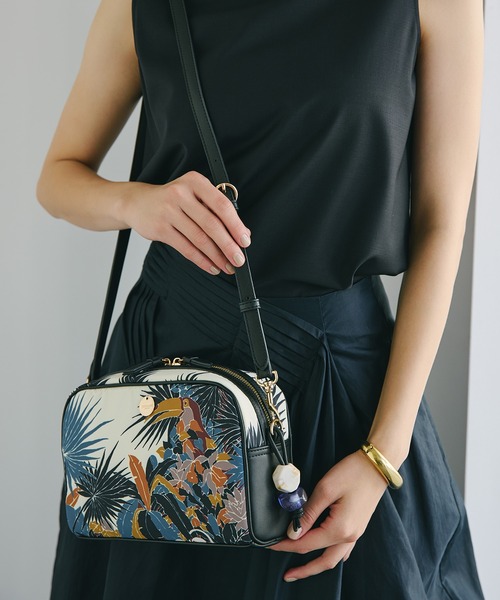 TREASURE TOPKAPI(トレジャートプカピ)の「【TREASURE TOPKAPI】マイルドサテン スカーフ柄 ショルダーバッグ(ショルダーバッグ・レディース・カーキ/キャメル/チャコールグレー・FREE)」の2枚目の写真