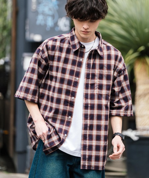 Rocky Monroe(ロッキーモンロー)の「オーバーサイズ 無地/チェック柄/ストライプ柄レギュラーカラー半袖シャツ(シャツ/ブラウス・メンズ・オレンジ/ネイビー/ホワイト×ブルー/サックスブルー/ホワイト×ブラック/ブラック/ブラック系/ホワイト/ブラック系1/ブルー/ブルー系・M/XL/L)」の11枚目の写真