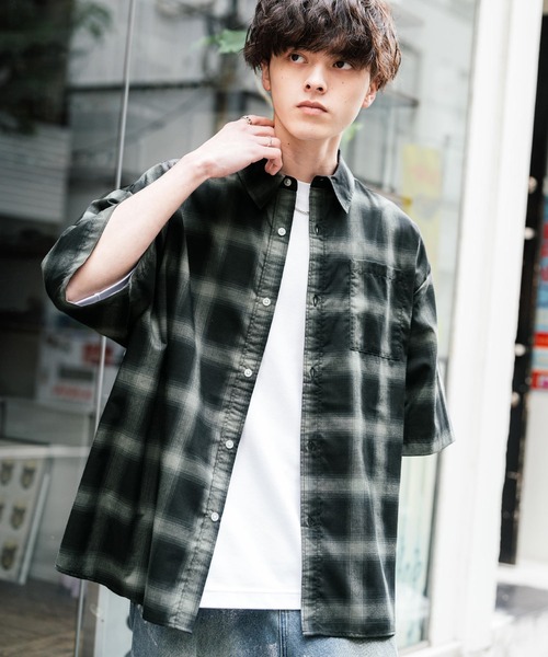 Rocky Monroe(ロッキーモンロー)の「オーバーサイズ 無地/チェック柄/ストライプ柄レギュラーカラー半袖シャツ(シャツ/ブラウス・メンズ・オレンジ/ネイビー/ホワイト×ブルー/サックスブルー/ホワイト×ブラック/ブラック/ブラック系/ホワイト/ブラック系1/ブルー/ブルー系・M/XL/L)」の19枚目の写真