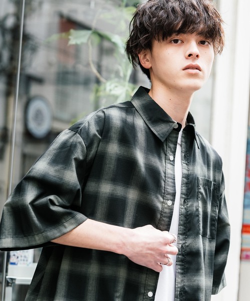 Rocky Monroe(ロッキーモンロー)の「オーバーサイズ 無地/チェック柄/ストライプ柄レギュラーカラー半袖シャツ(シャツ/ブラウス・メンズ・オレンジ/ネイビー/ホワイト×ブルー/サックスブルー/ホワイト×ブラック/ブラック/ブラック系/ホワイト/ブラック系1/ブルー/ブルー系・M/XL/L)」の21枚目の写真