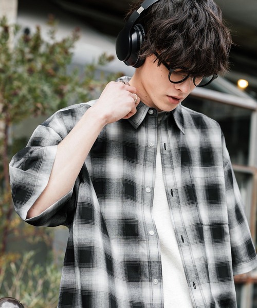 Rocky Monroe(ロッキーモンロー)の「オーバーサイズ 無地/チェック柄/ストライプ柄レギュラーカラー半袖シャツ(シャツ/ブラウス・メンズ・オレンジ/ネイビー/ホワイト×ブルー/サックスブルー/ホワイト×ブラック/ブラック/ブラック系/ホワイト/ブラック系1/ブルー/ブルー系・M/XL/L)」の17枚目の写真