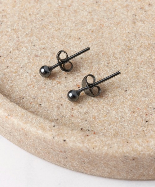 ADPOSION(アドポーション)の「シルバー925 2mmボールピアス / 3mmボールピアス(ピアス(片耳用)・メンズ・ゴールド/シルバー/ブラック・LARGE/MEDIUM)」の1枚目の写真