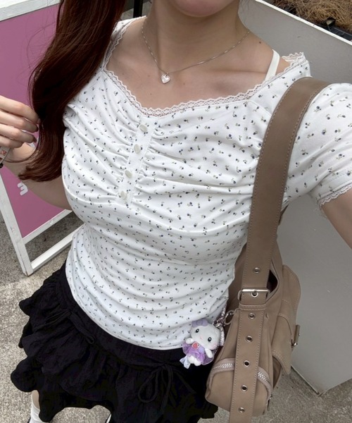 continuer de NICE CLAUP（コンティニューデナイスクラップ）の「【@re.__mi23セレクト】小花レーストップス（Tシャツ/カットソー・レディース・オフホワイト/ピンク/ネイビー・FREE）」の2枚目の写真