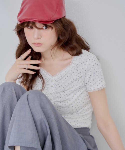 continuer de NICE CLAUP（コンティニューデナイスクラップ）の「【@re.__mi23セレクト】小花レーストップス（Tシャツ/カットソー・レディース・オフホワイト/ピンク/ネイビー・FREE）」の4枚目の写真