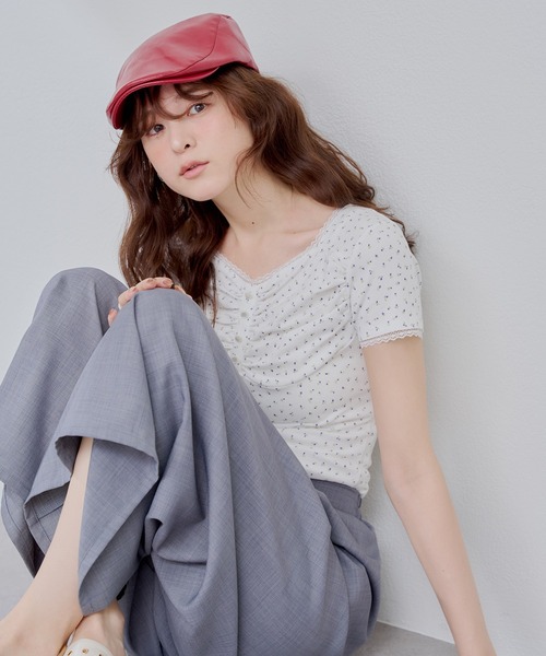 continuer de NICE CLAUP（コンティニューデナイスクラップ）の「【@re.__mi23セレクト】小花レーストップス（Tシャツ/カットソー・レディース・オフホワイト/ピンク/ネイビー・FREE）」の5枚目の写真