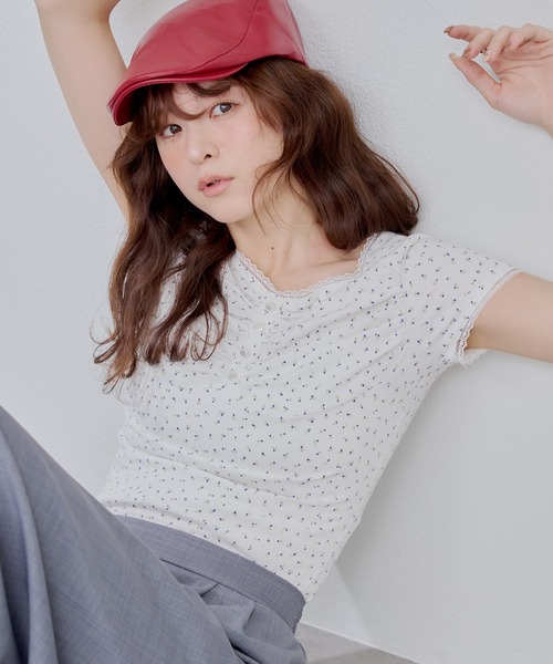 continuer de NICE CLAUP（コンティニューデナイスクラップ）の「【@re.__mi23セレクト】小花レーストップス（Tシャツ/カットソー・レディース・オフホワイト/ピンク/ネイビー・FREE）」の11枚目の写真