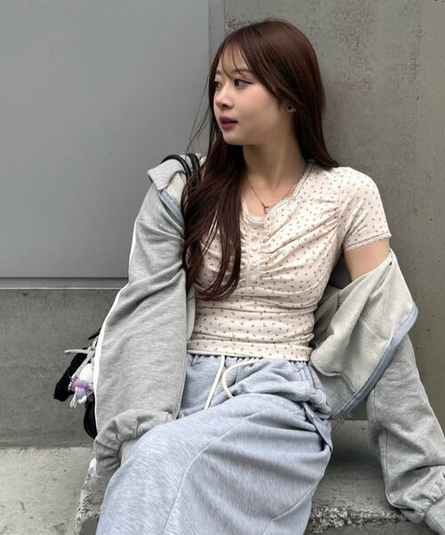 continuer de NICE CLAUP（コンティニューデナイスクラップ）の「【@re.__mi23セレクト】小花レーストップス（Tシャツ/カットソー・レディース・オフホワイト/ピンク/ネイビー・FREE）」の12枚目の写真