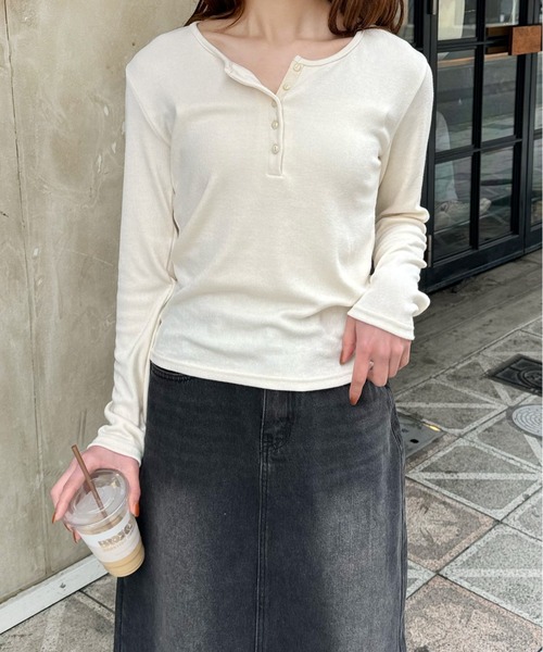 LE MORE(リモア)の「ヘンリーネックカットソー(Tシャツ/カットソー・レディース・グレー/ブラック/アイボリー・FREE)」の1枚目の写真