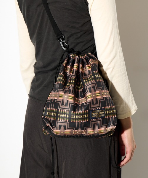 PENDLETON（ペンドルトン）の「【 PENDLETON / ペンドルトン 】ROUND DRAW POUCH M/ ラウンドドローポーチM（ショルダーバッグ・レディース・ベージュ/ブラック/オリーブ・FREE）」の2枚目の写真