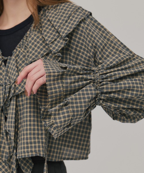 PUBLIC TOKYO(パブリックトウキョウ)の「ラッフルカラーギャザーブラウス(シャツ/ブラウス・レディース・ホワイト/ブラック/グリーン・FREE)」の10枚目の写真