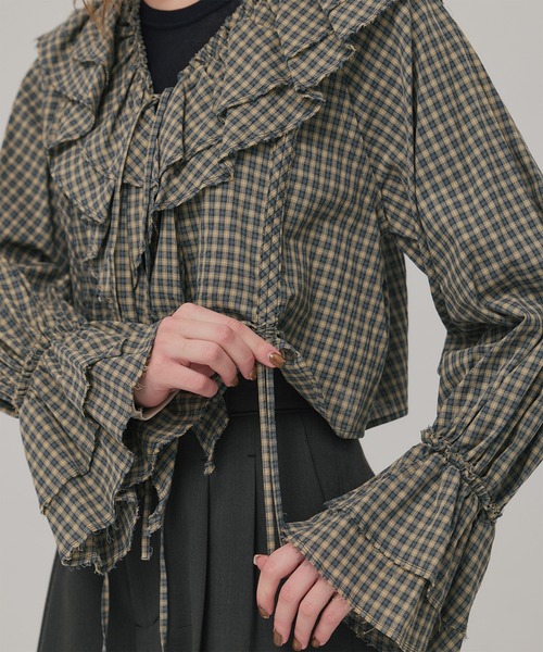 PUBLIC TOKYO(パブリックトウキョウ)の「ラッフルカラーギャザーブラウス(シャツ/ブラウス・レディース・ホワイト/ブラック/グリーン・FREE)」の13枚目の写真