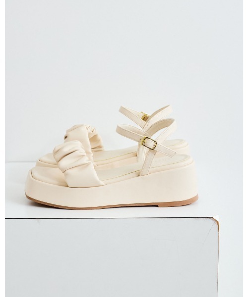 Juze(ジュゼ)の「【展開中止】フリル厚底サンダル(サンダル・レディース・ブラック/オフホワイト・L/M/S)」の1枚目の写真