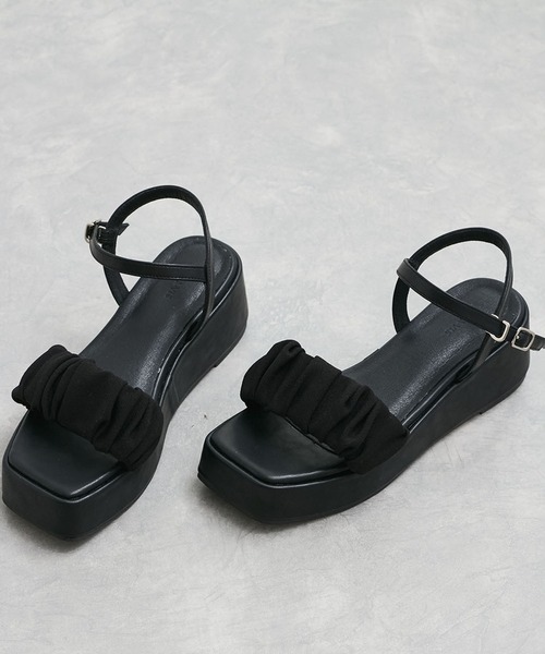 Juze(ジュゼ)の「【展開中止】フリル厚底サンダル(サンダル・レディース・ブラック/オフホワイト・L/M/S)」の3枚目の写真