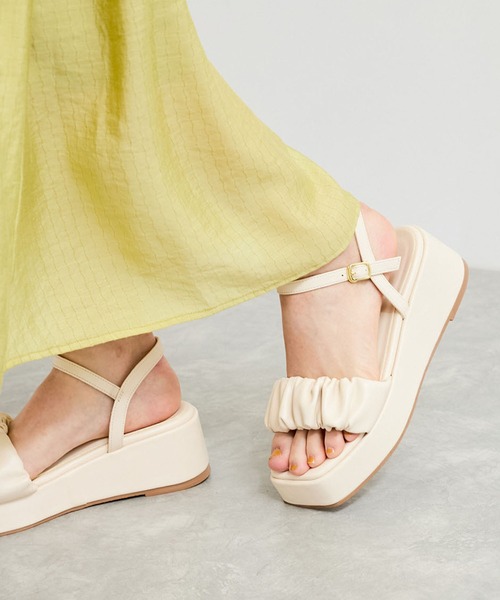 Juze(ジュゼ)の「【展開中止】フリル厚底サンダル(サンダル・レディース・ブラック/オフホワイト・L/M/S)」の4枚目の写真