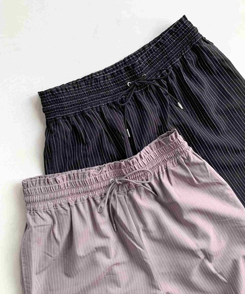 Q(キュー)の「ストライプパンツ(スラックス・レディース・ブラック/グレー・MEDIUM)」の3枚目の写真