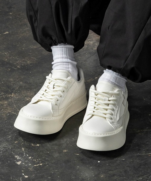+CLOSET（プラスクローゼット）の「サイドエッジレザースニーカー（スニーカー・メンズ・ブラック/ホワイト・27.5cm/26.5cm/25.5cm/24.5cm/24.0cm/23.5cm）」の2枚目の写真