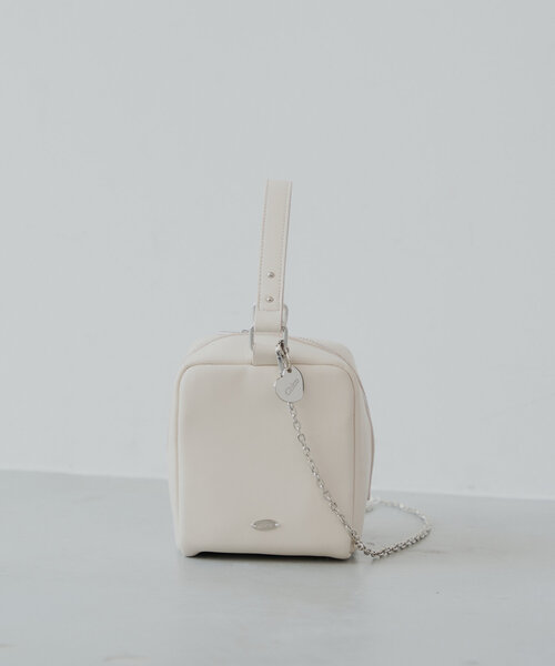 Chico（チコ）の「キューブチェーンショルダーバッグ（ショルダーバッグ・レディース・ピンク/シルバー/アイボリー・FREE）」の2枚目の写真