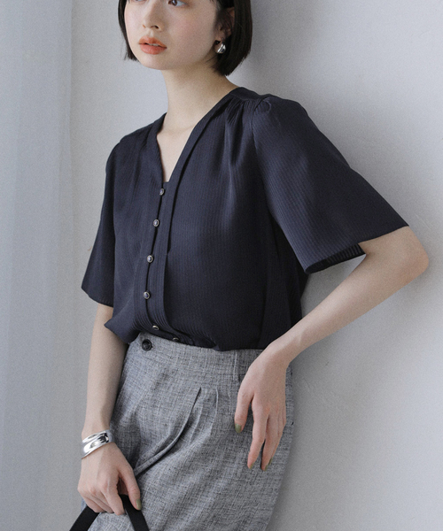 La TOTALITE(ラトータリテ)の「【洗える】Vネックブラウス(シャツ/ブラウス・レディース・ホワイト/ベージュ/ネイビー・FREE)」の3枚目の写真