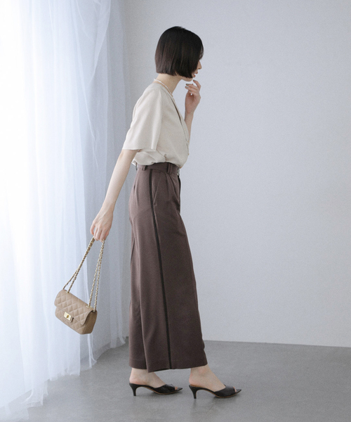 La TOTALITE(ラトータリテ)の「【洗える】Vネックブラウス(シャツ/ブラウス・レディース・ホワイト/ベージュ/ネイビー・FREE)」の9枚目の写真