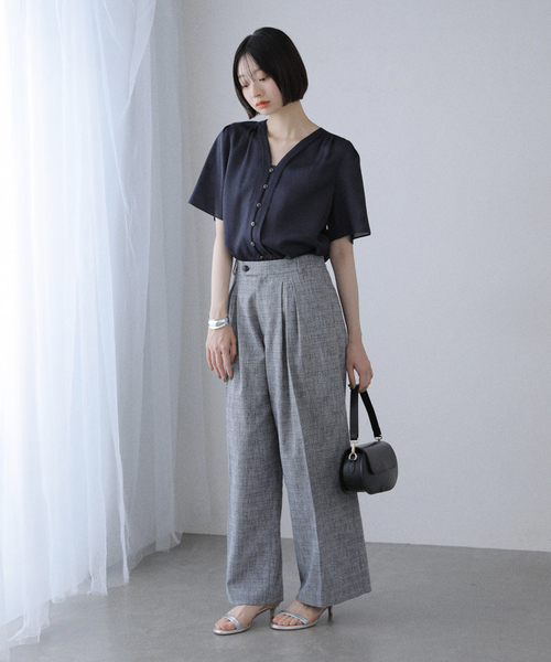 La TOTALITE(ラトータリテ)の「【洗える】Vネックブラウス(シャツ/ブラウス・レディース・ホワイト/ベージュ/ネイビー・FREE)」の15枚目の写真