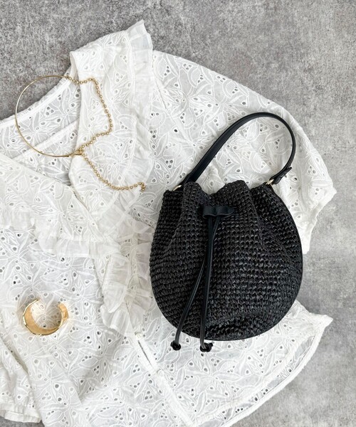 fredy emue(フレディエミュ)の「PPラフィア巾着2WAYショルダーバッグ(かごバッグ・レディース・ベージュ/ブラック・FREE)」の1枚目の写真